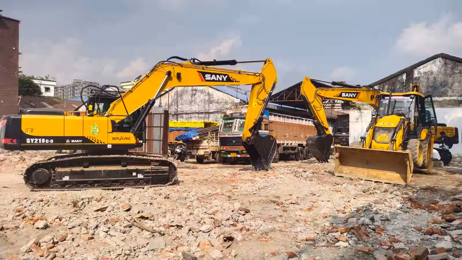 Excavator Volvo bersedia untuk dihantar di tapak bina malam
